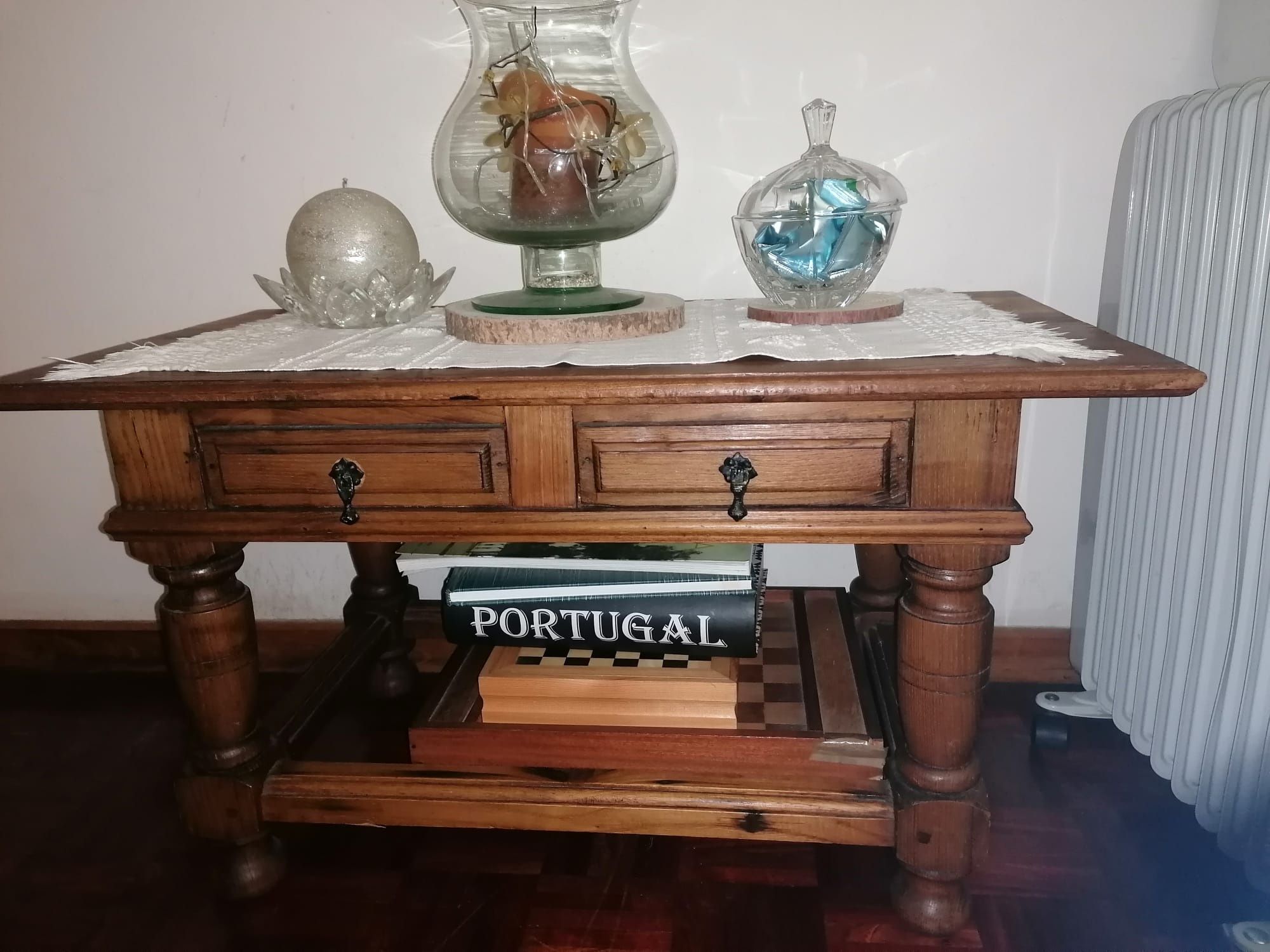 Mesa de centro em madeira maciça