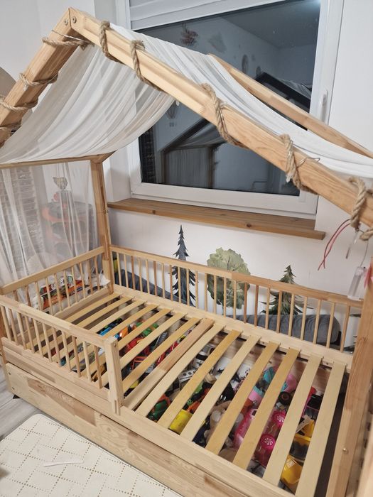 Drewniane sosnowe Łóżko domek z pojemną szufladą