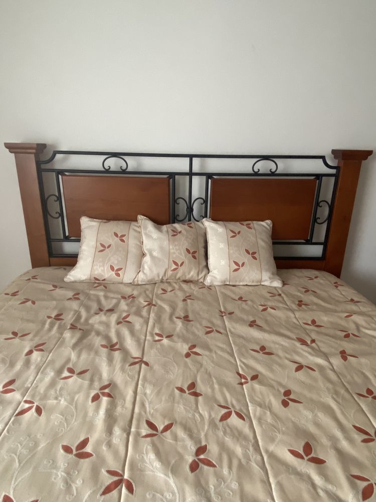 Quarto com mesas de cabeceira, em madeira, em bom estado