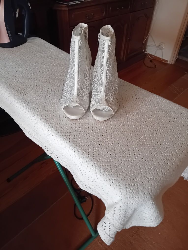 Nowe szpilki z koronki
