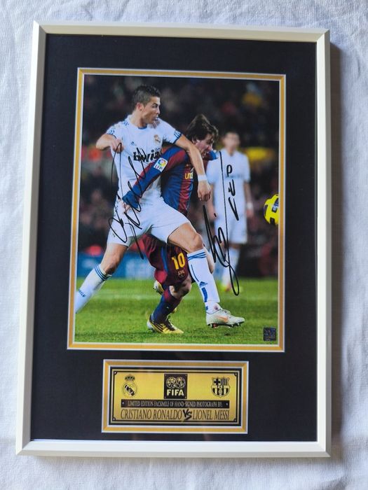 Moldura Cristiano Ronaldo vs Lionel Messi Epic Rivalry com Autógrafos