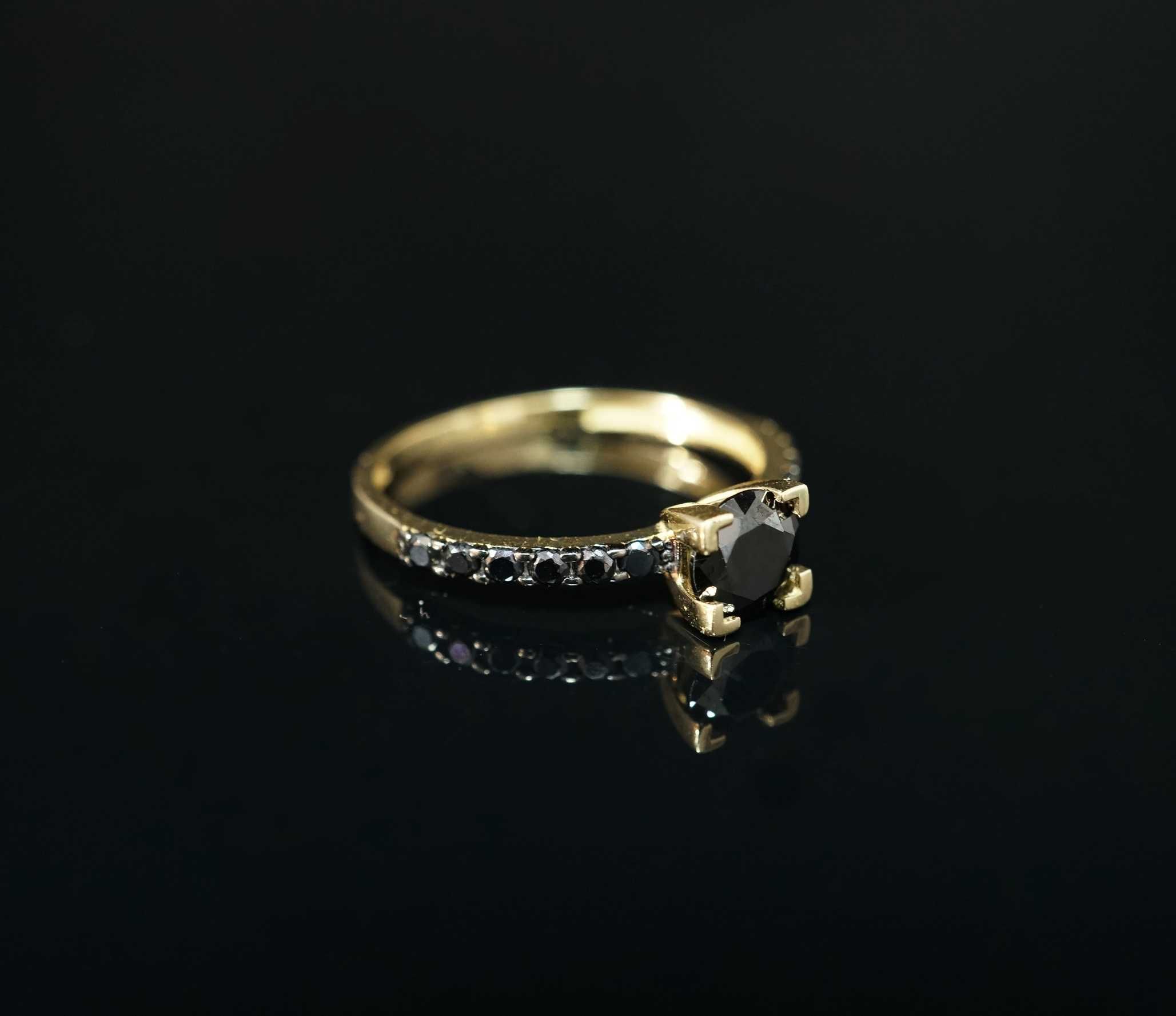 Złoto 585 - złoty pierścionek z czarnymi cyrkoniami. Rozmiar 16