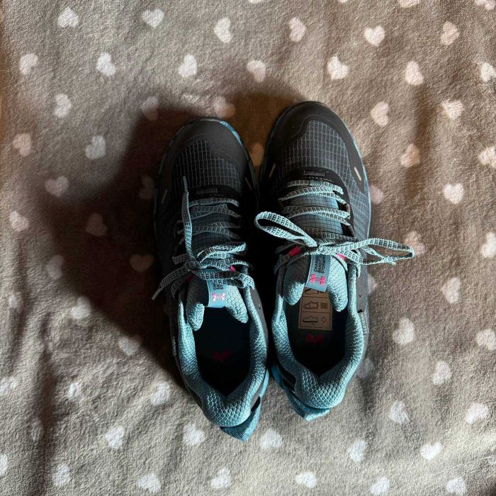 Спортивні кросівки