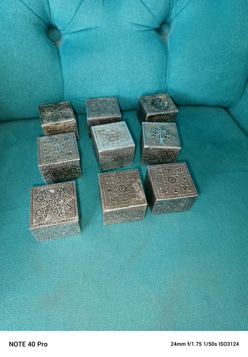 Mini srebrna szkatułka 9 szt ze wzorem vintage 5x5x4 cm