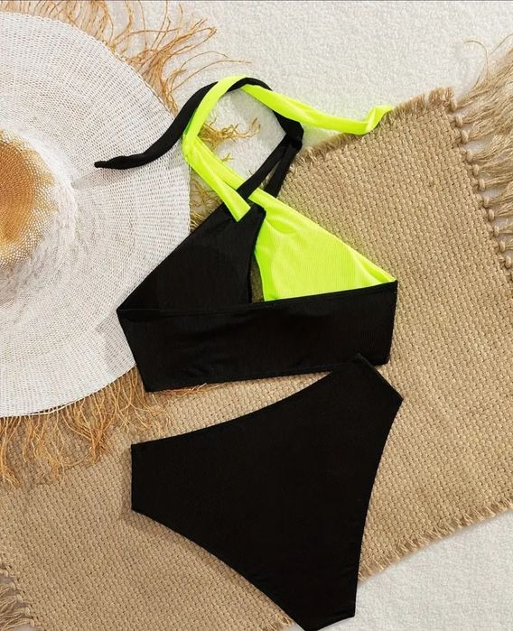 Яркий чёрно салатовый купальник