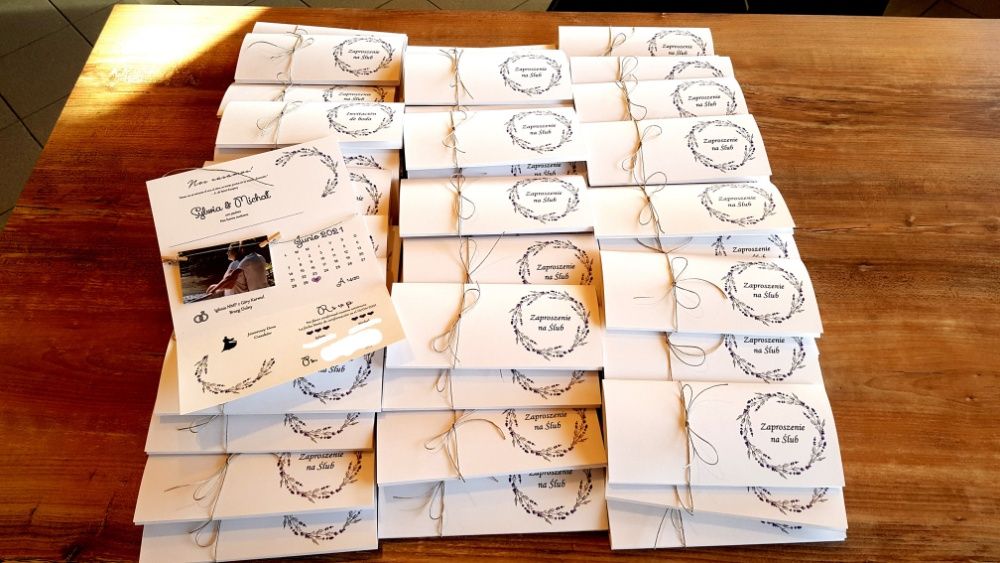 Zaproszenia ślubne ze zdjęciem, spinaczami, kwiaty