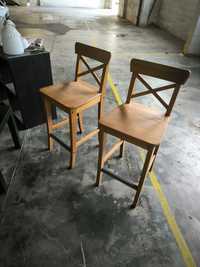 Duas cadeiras de pé alto em madeira da marca IKEA