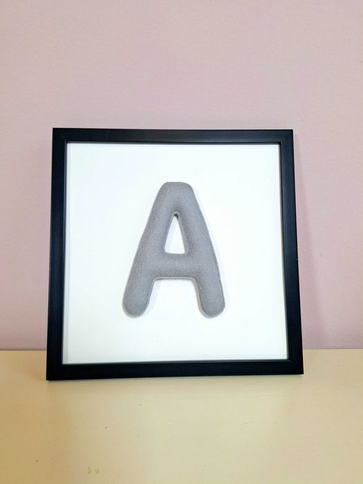 Ramka z literką z filcu – dekoracja dla dzieci