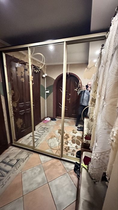 Шафа-купе до передпокою. Три розсувні дзеркальні частини . Шир. 3,35 м