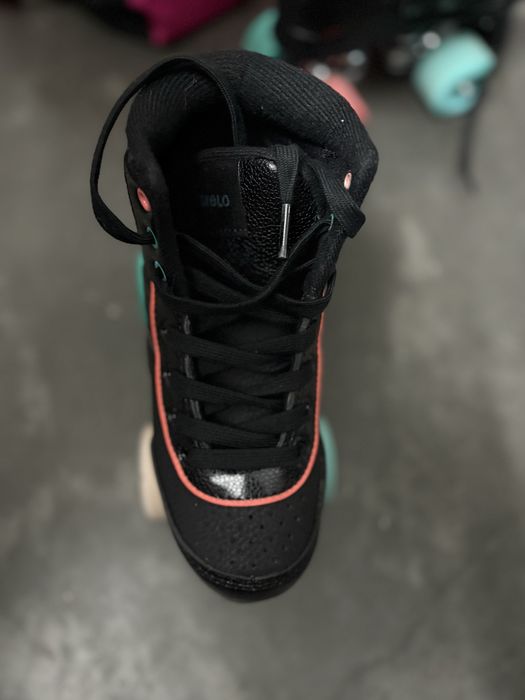 Vendo patins 4 rodas numero 33 crianca