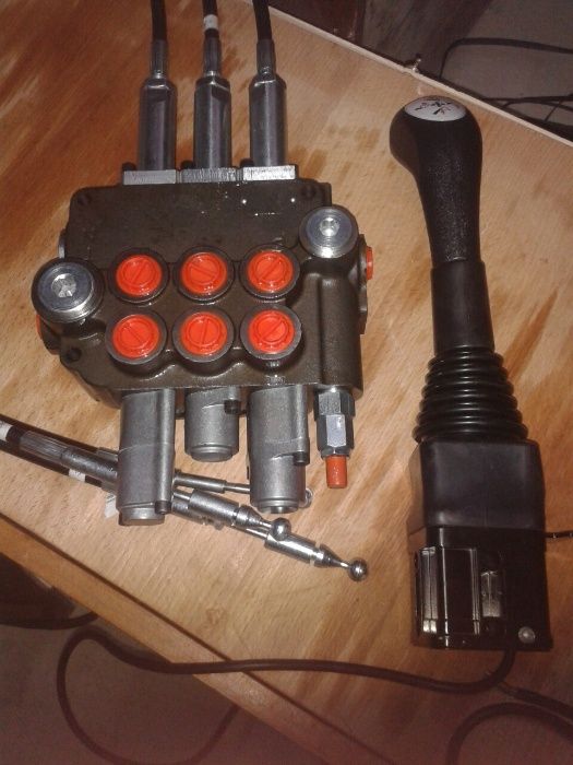 Гидрораспределитель с плавающим положениям на Кировец К700, К701, Т150