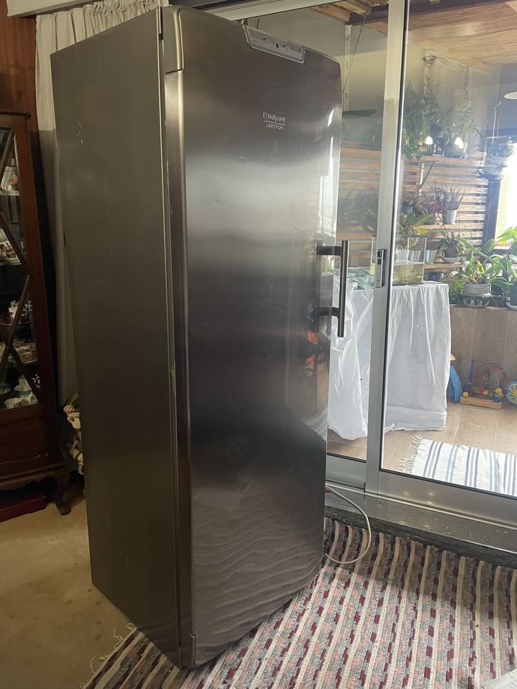 Hotpoint Ariston arca vertical congelador