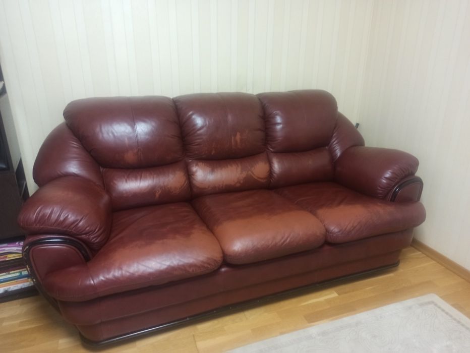 Шкіряний диван б/у розкладний.
