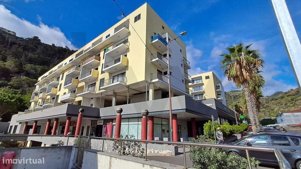 Apartamento T2 com Vista Mar e Varandas em Santa Cruz – Conforto e Qua