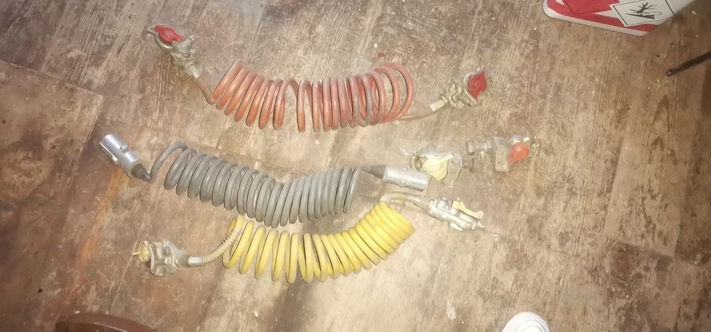 Комплект шлангів напівприцепа з роз'ємами.