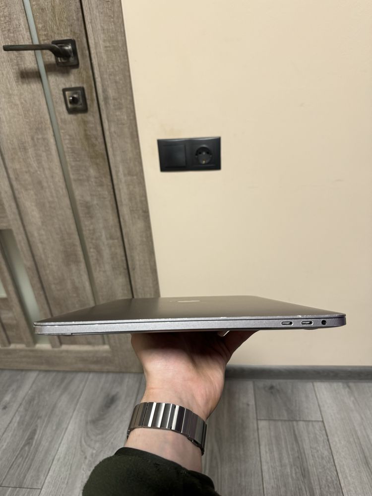 Macbook pro 15 2018 core i9 32/512gb amd pro 560x 4gb