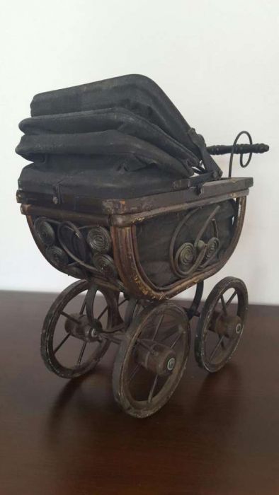 Stary antyczny wózek dla lalek z wczesnej epoki - przedwojenny
