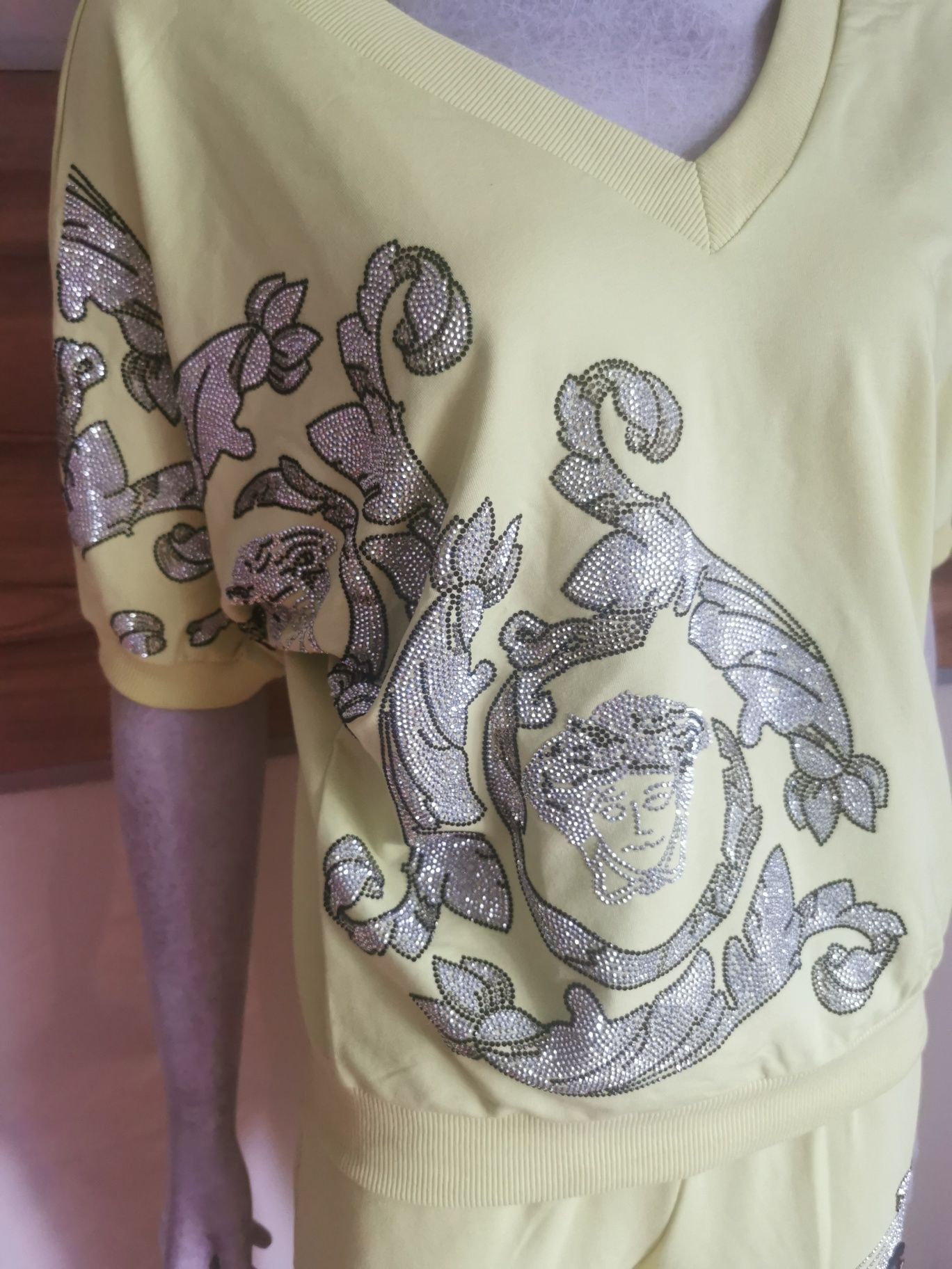 Nowy dres damski Versace w kolorze limonka z cyrkoniami srebrnymi