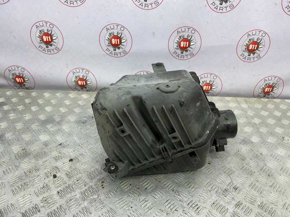 Бачок омивача та корпус повітряного фільтру на Infiniti QX80 RWD 2010+