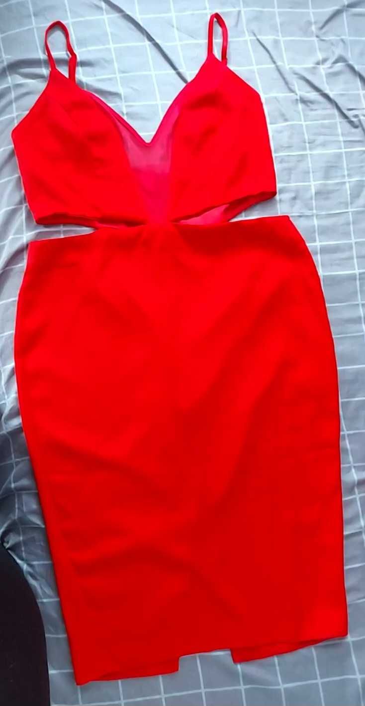 Czerwona sukienka z wycięciami
