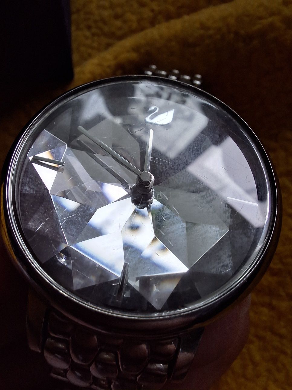 Przepiękny zegarek od Swarovski. 
Tarcza zegarka jest unikatowa-
