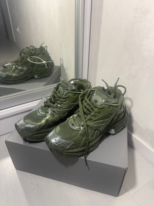Balenciaga Runner Leather Free Khaki
42 size