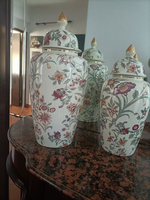 2 Jarrões de porcelana nacional