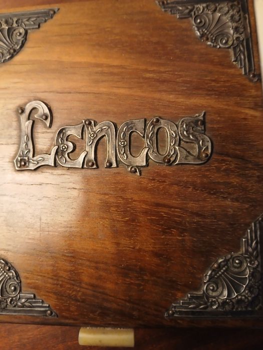 ( RESERVADA )Caixa para lenços antiga com aplicações de PRATA