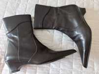 Botas castanhas novas