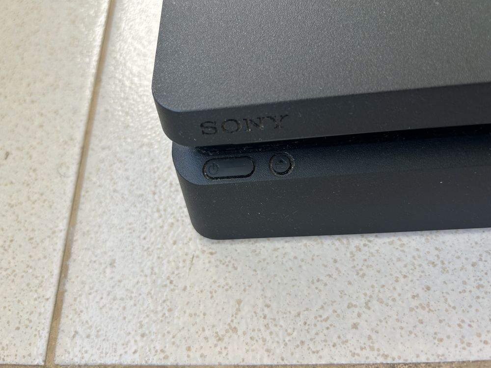 Consola PlayStation 4, com cabos incluídos. Memória de 500GB