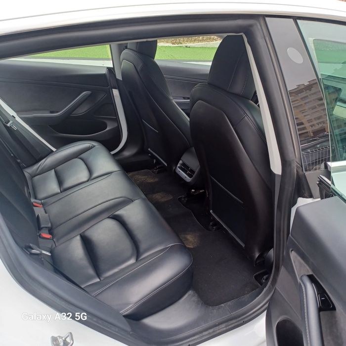 Tenho Automóveis Tesla M 3  P para TVDE