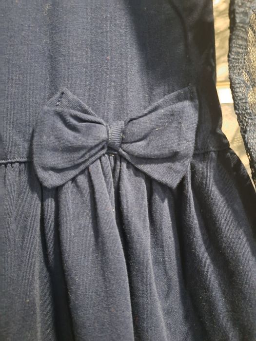 Dresowa sukienka z koronką