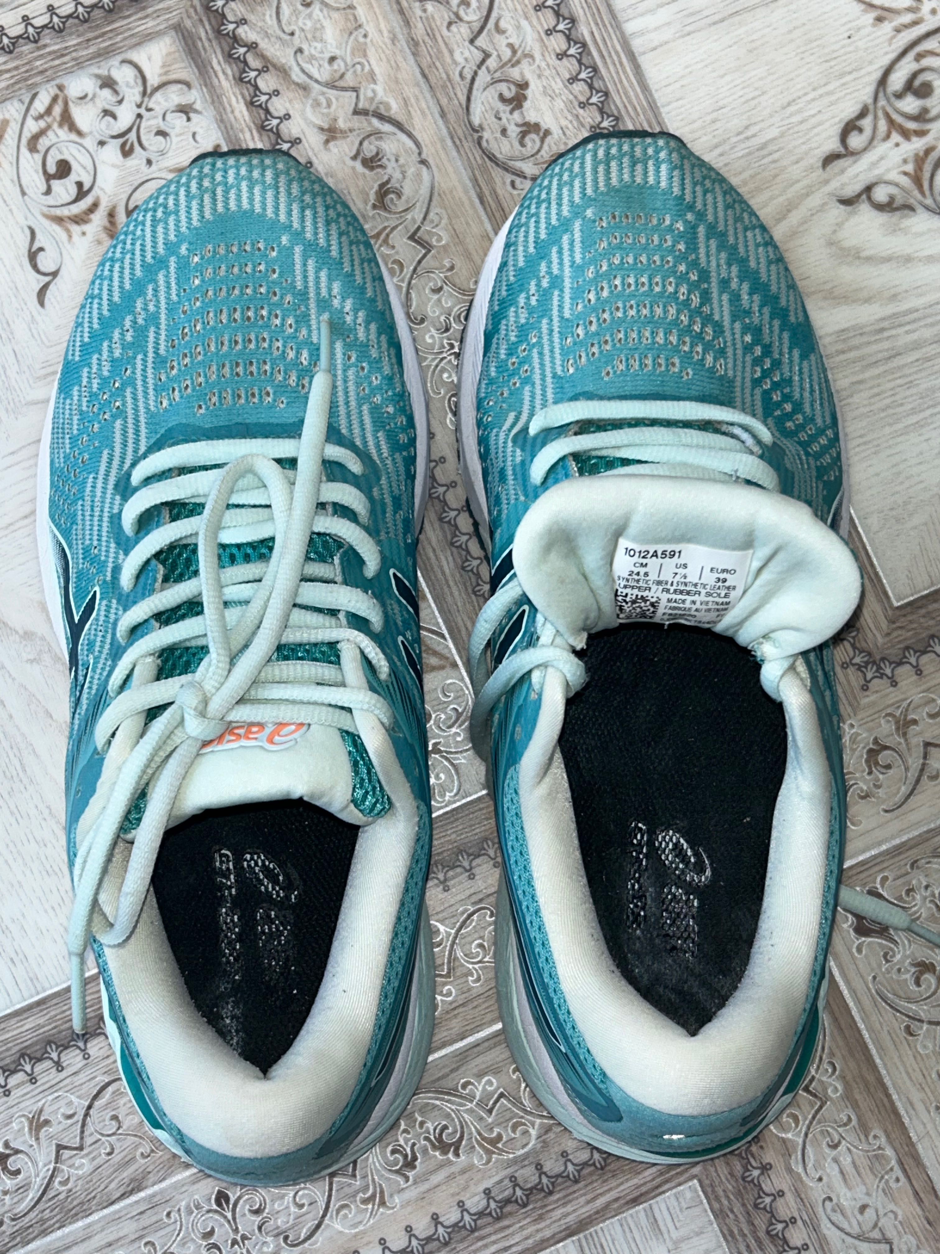 Жіночі кросівки для спорту Asics