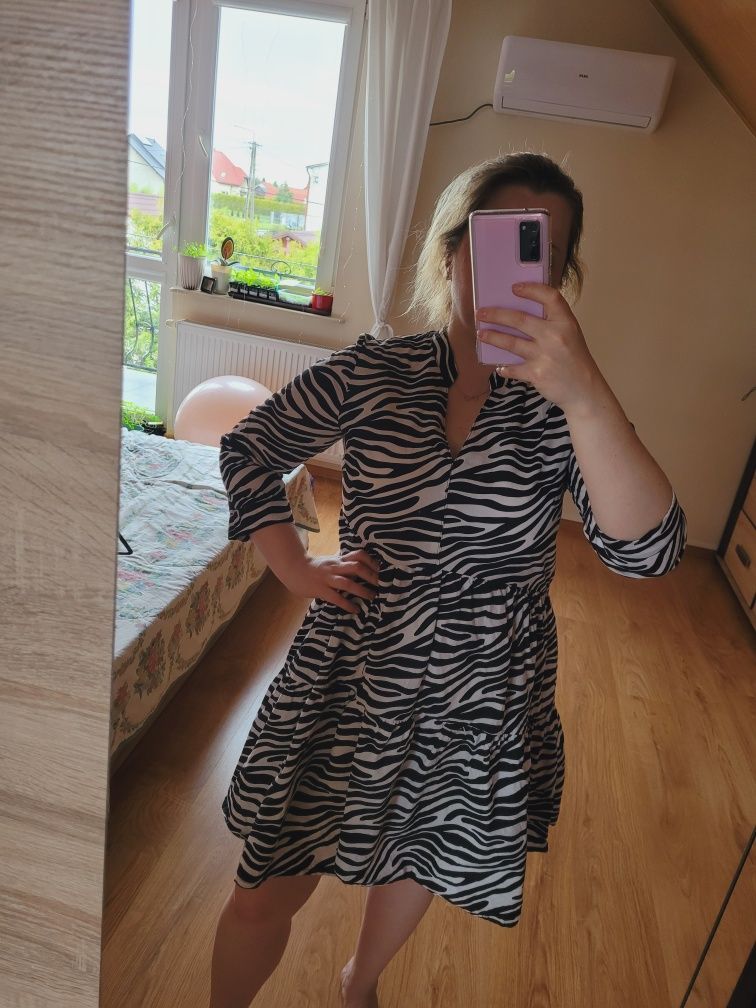 Sukienka wzorzysta zebra czarna biała reserved M 38 falbany ciążowa