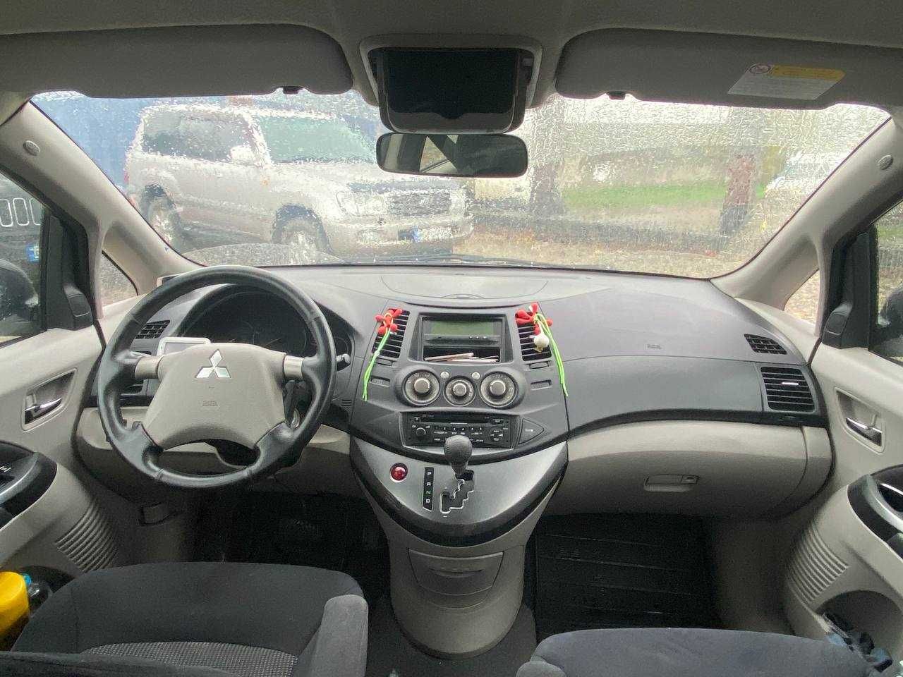 Авто Mitsubishi Grandis 2006