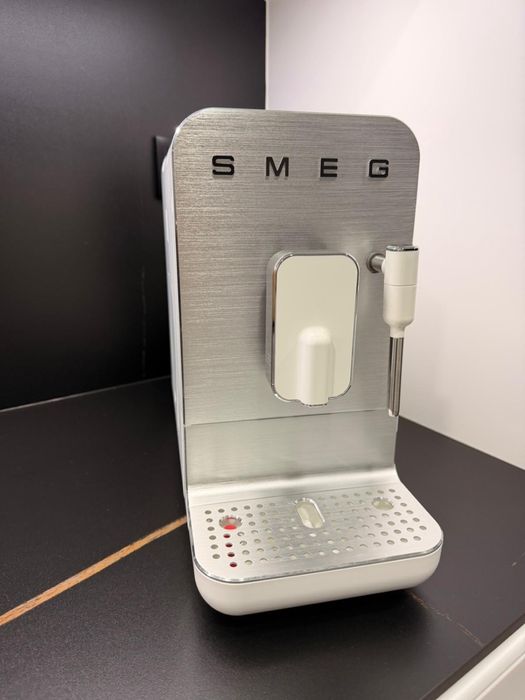 Máquina de Café SMEG Automática — 550€