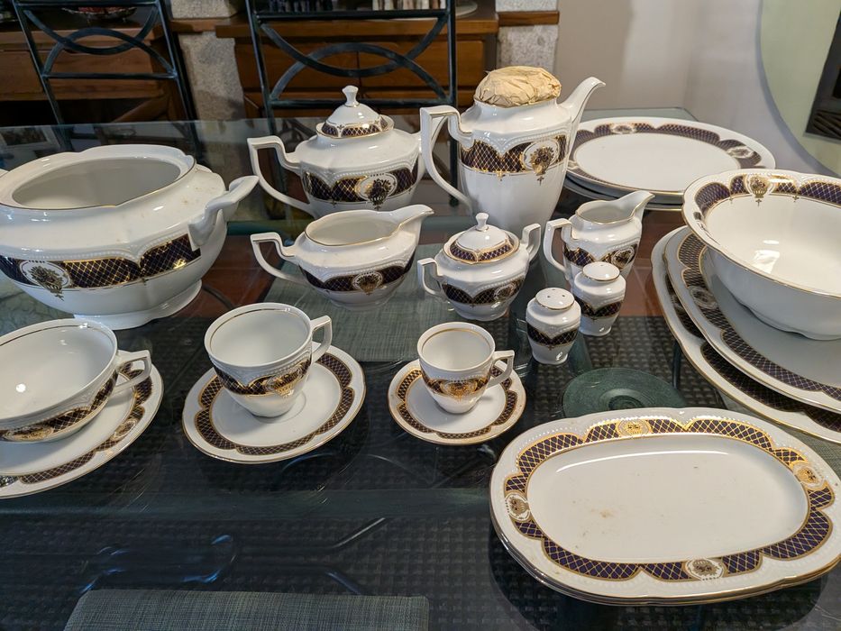 Conjunto de louça de porcelana Graf von Henneberg - 84 peç