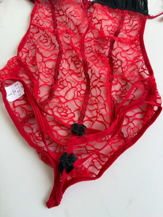 Czarno czerwone koronkowe body koronka Divina Anais