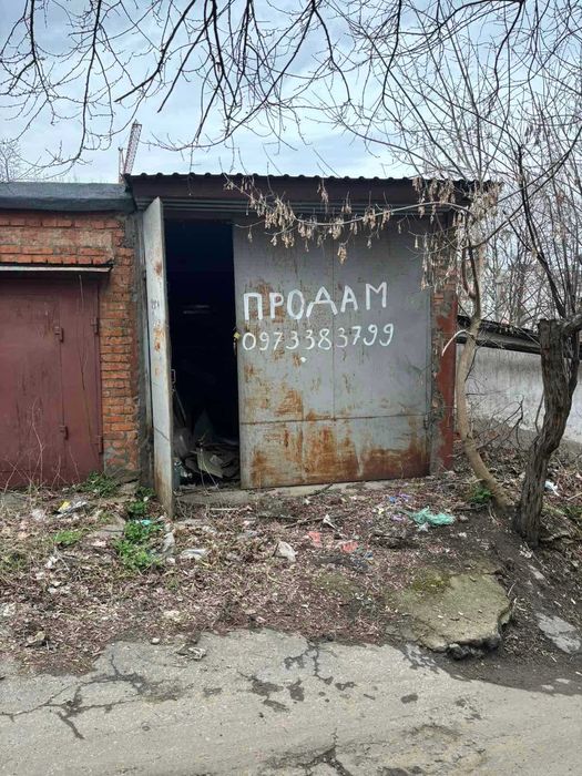 Гараж на Південно-Заході, поруч зупинки "Танк"