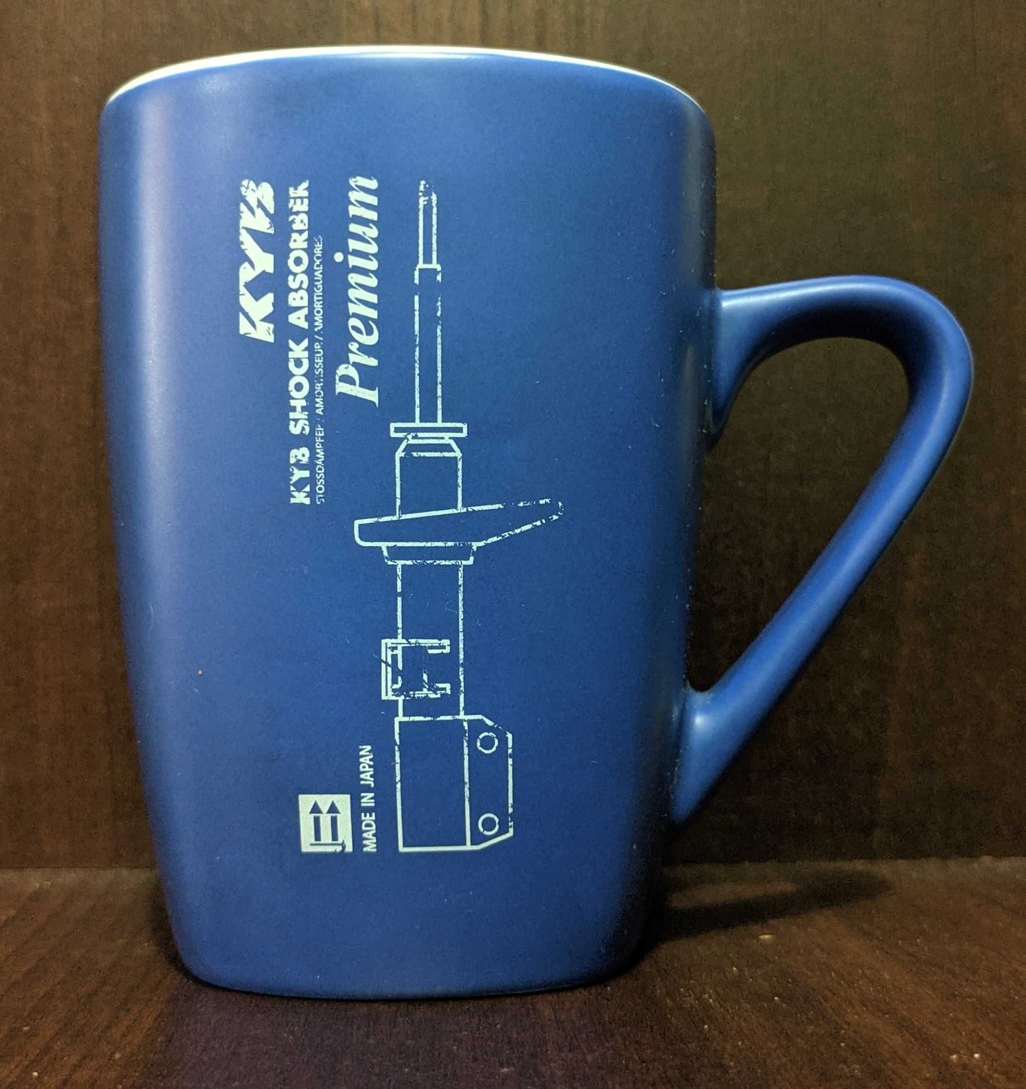 Чашка для чая или кофе голубого цвета в технологичном стиле на 250 мл.