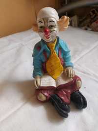 Figurka siedzący klaun