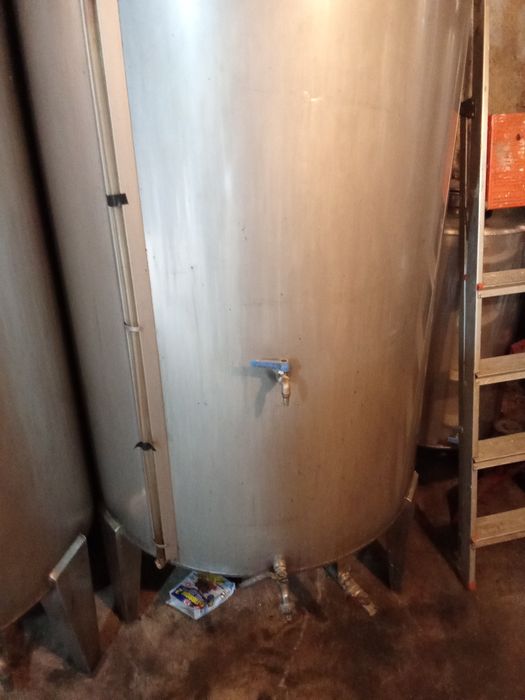 Vendo cubas de inox para vinho