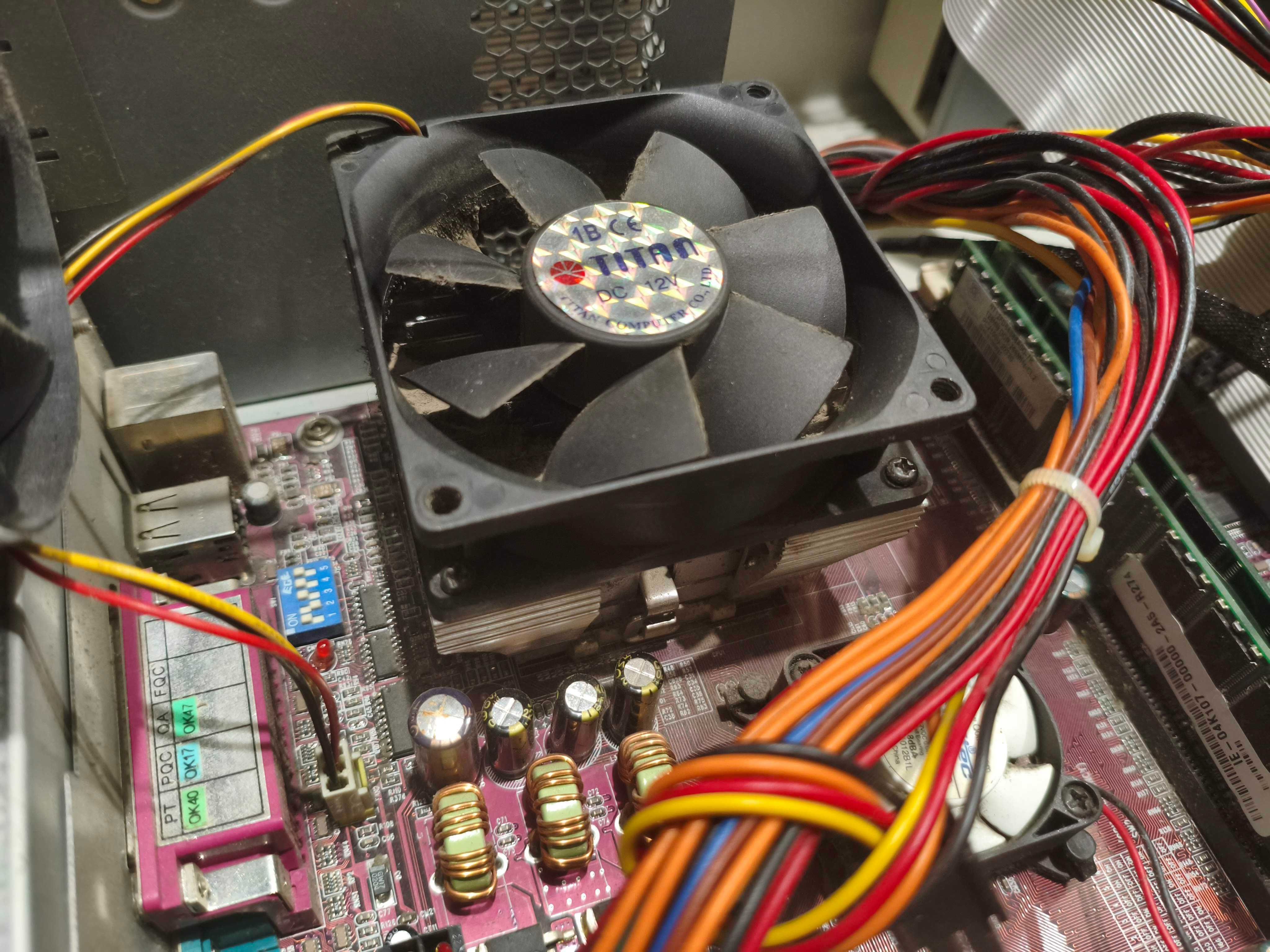 Stary komputer Duron 1,6HGz płyta Soltek, HDD 40GB, 256MB RAM