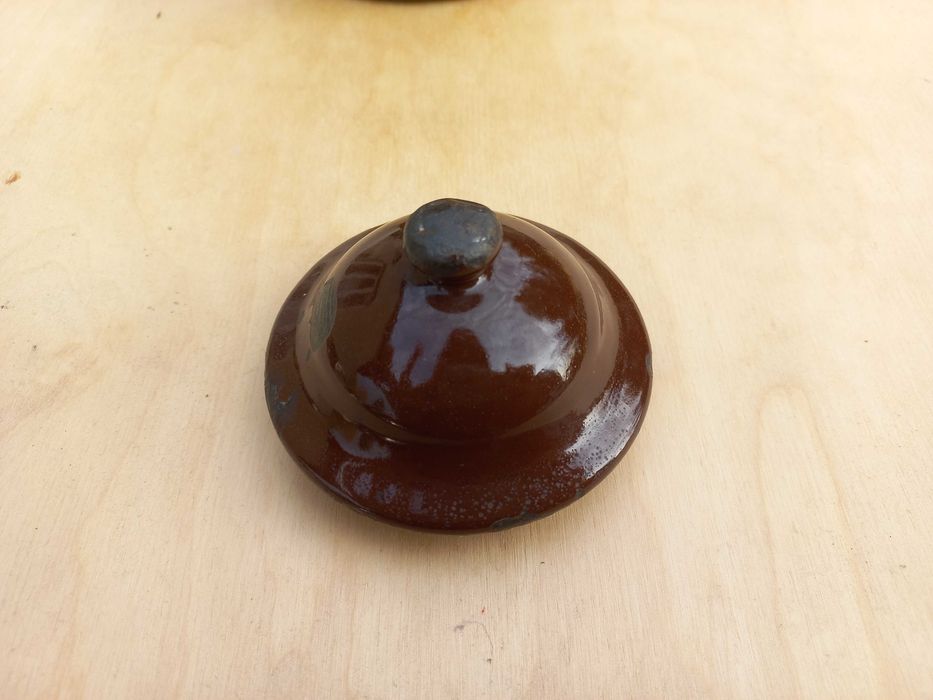 Stary, emaliowany czajnik wpuszczany w fajerkę