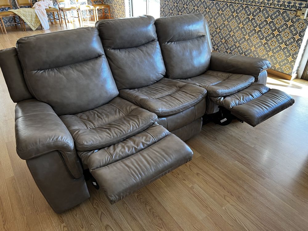 Muito novo sofá de couro castanho claro
