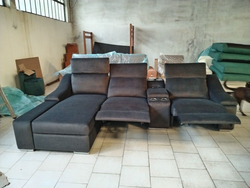 Sofá com relax elétrico/Sofa with electric reclining function.