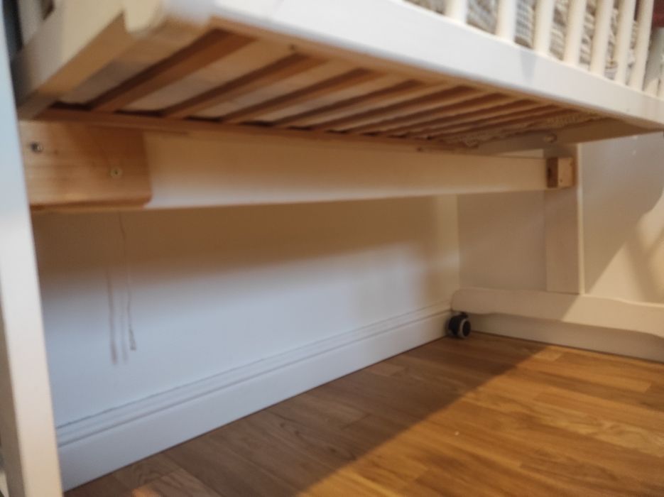 Łóżeczko drewniane niemowlęce, kołyska na kółkach.