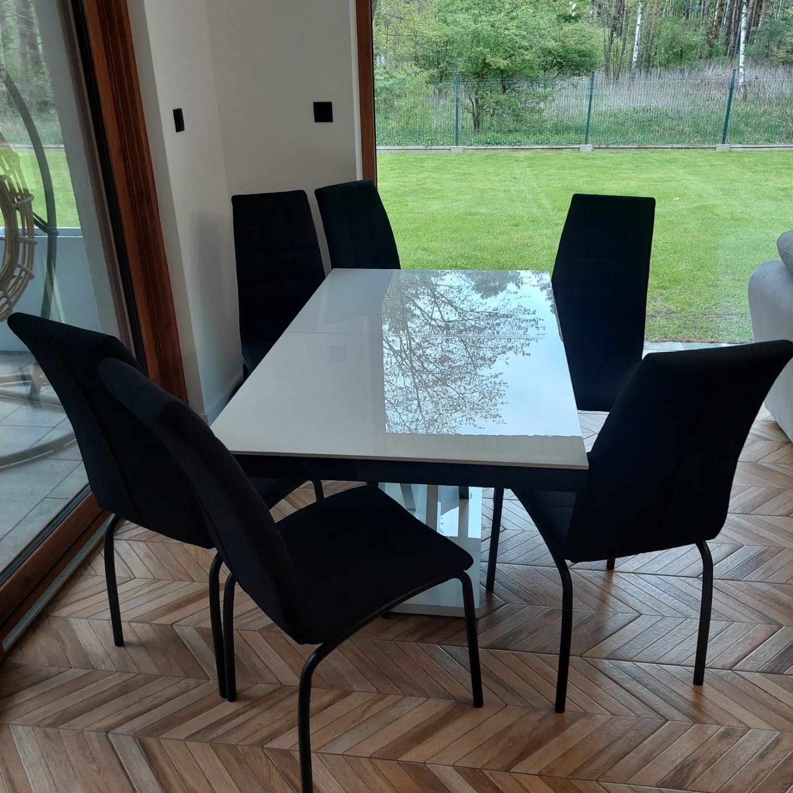 Stół z krzesłami + stolik kawowy