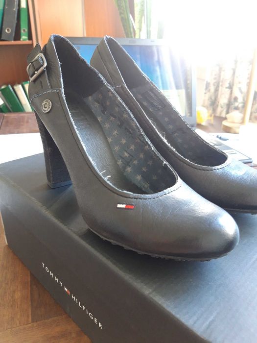 Sapatos pretos em pele nº 39 da Tommy Hilfiger novos