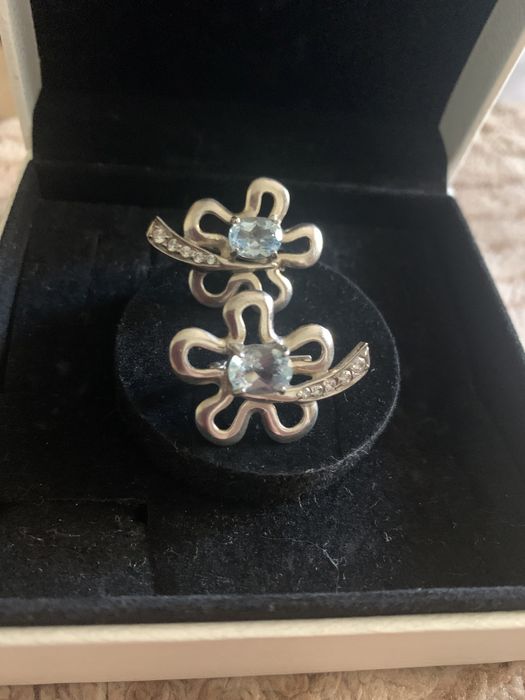 Цветок Из серебра с топазом и меленими фианитами